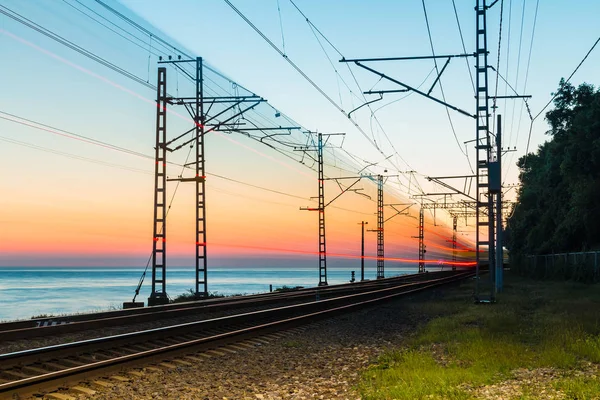 Bela Paisagem Uma Ferrovia Com Movimento Trem Borrado Fundo Mar — Fotografia de Stock