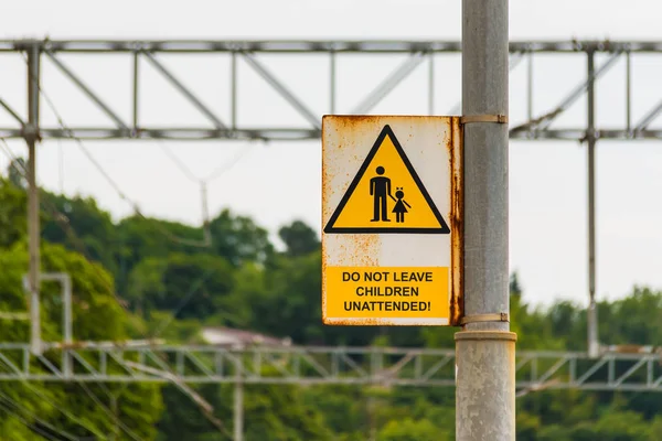 Bahnschild Kinder Nicht Unbeaufsichtigt Lassen Auf Dem Hintergrund Von Bäumen — Stockfoto