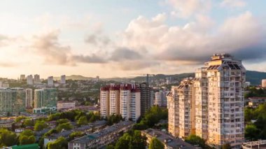Hızlandırılmış video sağdan sola gece geçiş panoramik hareketi ile günün. Soçi, Rusya'nın şehrin daire bölgesinin havadan görünümü