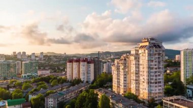 Gün gece geçiş yakınlaştırma ile hızlandırılmış video ve sağdan sola panoramik hareketi. Soçi, Rusya'nın şehrin daire bölgesinin havadan görünümü