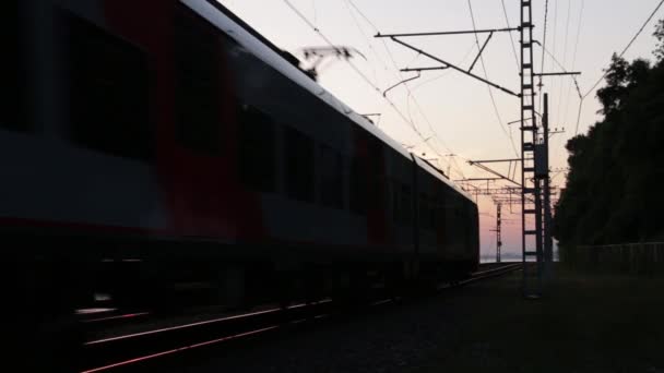 Bela Paisagem Uma Ferrovia Com Trem Movimento Fundo Mar Pôr — Vídeo de Stock