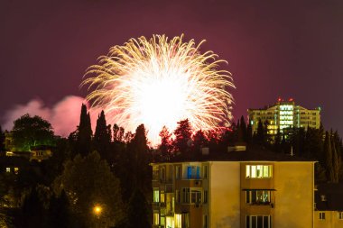 Apartman binaları üzerinden şenlikli bir havai fişek