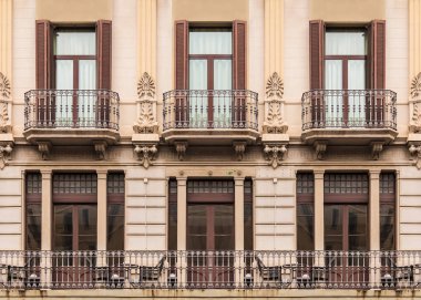 Pencere ve balkon satırındaki cephesinde tarihi bina