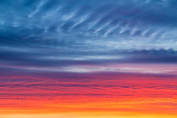 Scharlachroter Sonnenuntergang mit schönen Wolken — Stockfoto