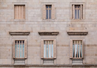 Tarihi binanın cephesinde satır içinde pencere eşiği