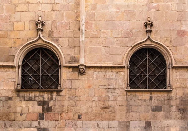 Okna v řádku na průčelí kostela San Jaime — Stock fotografie