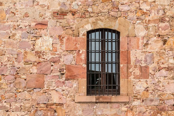 Finestra su facciata di fortezza — Foto Stock