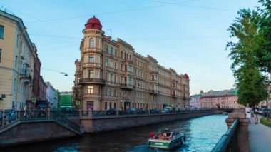 Gündüzden geceye geçişin hızlandırılmış videosu. Griboedov Kanalı üzerinde tarihi bir binanın güzel görünümü, Saint Petersbug, Rusya