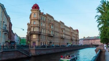 Unzooming ile gece geçiş gündüz hızlandırılmış video. Griboedov Kanalı üzerinde tarihi bir binanın güzel görünümü, Saint Petersbug, Rusya