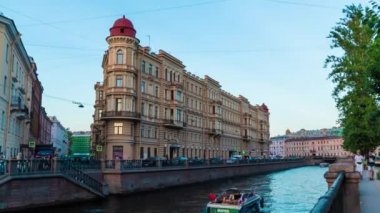 Soldan sağa yakınlaştırma ve hareket ile gece geçiş gündüz hızlandırılmış video. Griboedov Kanalı üzerinde tarihi bir binanın güzel görünümü, Saint Petersbug, Rusya