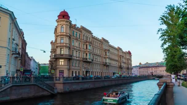 通过缩放将日到晚过渡的延时视频 俄罗斯圣彼得斯布格格格里博伊多夫运河上历史建筑的美丽景色 — 图库视频影像
