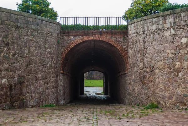 Tunnel in Steinmauer — Stockfoto