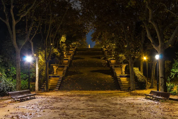 Vista nocturna de la escalera en el Parque Montjuic, Barcelona, España — Foto de Stock