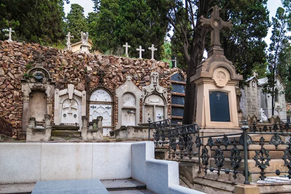 モンジュイック墓地のいくつかの墓, バルセロナ, スペイン — ストック写真