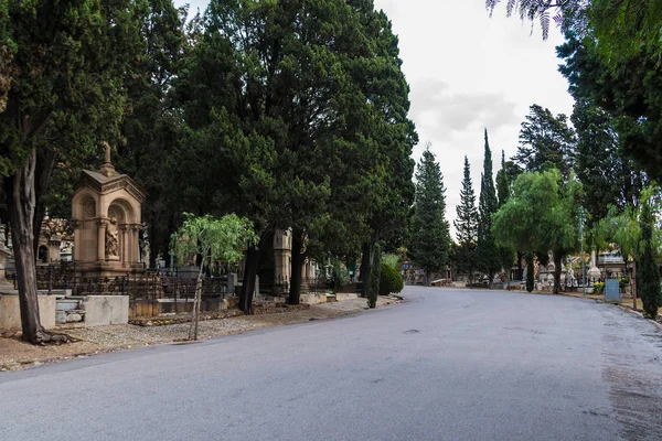 Tombe, alberi e strade sul cimitero di Montjuic, Barcellona, Spagna — Foto Stock