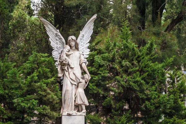 Escultura de mulher com filhos no Cemitério Montjuic, Barcelona — Fotografia de Stock