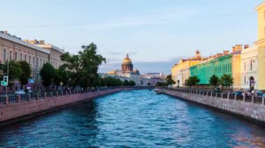 Gündüzden geceye geçişin hızlandırılmış videosu. Üzerinde yüzen tekneler ve motorlu gemilerile Moyka nehri güzel görünümü, Saint Petersburg, Rusya