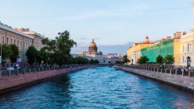 Yakınlaştırma ile gündüzden geceye geçişhızlandırılmış video. Üzerinde yüzen tekneler ve motorlu gemilerile Moyka nehri güzel görünümü, Saint Petersburg, Rusya