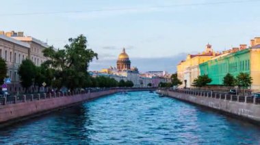 Uzooming ile gece geçiş gündüz hızlandırılmış video. Üzerinde yüzen tekneler ve motorlu gemilerile Moyka nehri güzel görünümü, Saint Petersburg, Rusya