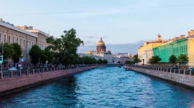 Soldan sağa hareket ile gündüzden geceye geçiş hızlandırılmış video. Üzerinde yüzen tekneler ve motorlu gemilerile Moyka nehri güzel görünümü, Saint Petersburg, Rusya