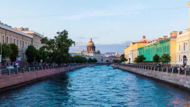 ズームで昼から夜への遷移のタイムラプスビデオ ボートやモーター船が浮かぶモイカ川の美しい景色 サンクトペテルブルク ロシア — ストック動画
