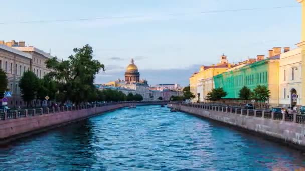 右から左への動きを伴う昼から夜への遷移のタイムラプスビデオ ボートやモーター船が浮かぶモイカ川の美しい景色 サンクトペテルブルク ロシア — ストック動画