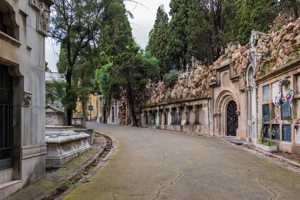 Tombe e sentiero nel cimitero di Montjuic, Barcellona, Spagna — Foto Stock