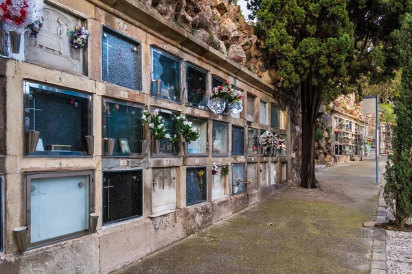 Gräber und Fußweg auf dem Friedhof von Montjuic, Barcelona, Spanien — Stockfoto