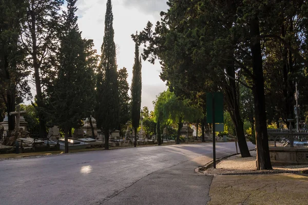 Tombe, alberi e strade sul cimitero di Montjuic, Barcellona, Spagna — Foto Stock