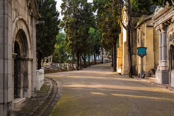 Gräber und Fußweg auf dem Friedhof von Montjuic, Barcelona, Spanien — Stockfoto