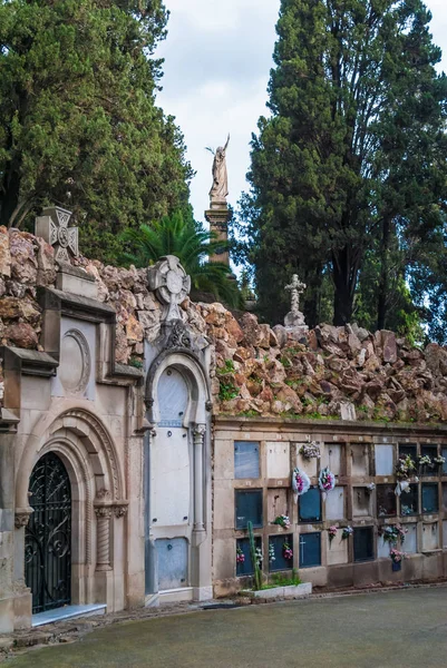 Tombe e cripta nel cimitero di Montjuic, Barcellona, Spagna — Foto Stock