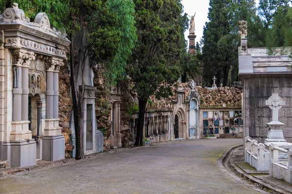 Tombe e sentiero nel cimitero di Montjuic, Barcellona, Spagna — Foto Stock