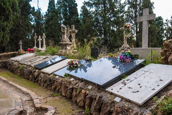 Verschillende graven op Montjuic begraafplaats, Barcelona, Spanje — Stockfoto