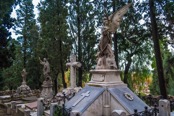 Várias sepulturas no Cemitério Montjuic, Barcelona, Espanha — Fotografia de Stock