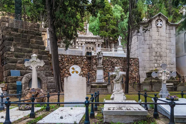 Tombe e cripte nel cimitero di Montjuic, Barcellona, Spagna — Foto Stock