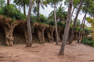 Pathway in Park Guell, Barselona, İspanya
