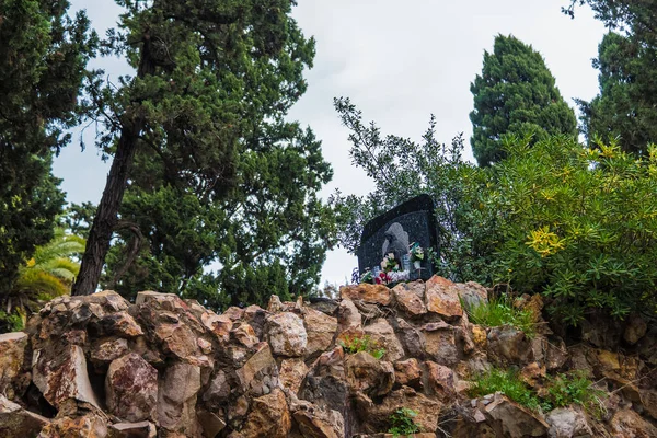 Pared de piedra con lápida en el cementerio de Montjuic, Barcelona, Spai — Foto de Stock
