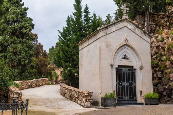 Montjuic Mezarlığı'nda mahzen ve patika, Barselona, İspanya