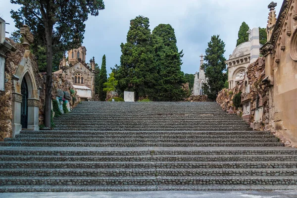 Stenen trappen en crypten op Montjuic Cemetery, Barcelona, Spanje — Stockfoto