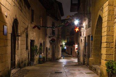 Poble Espanyol'da gece sokak, Barselona, İspanya