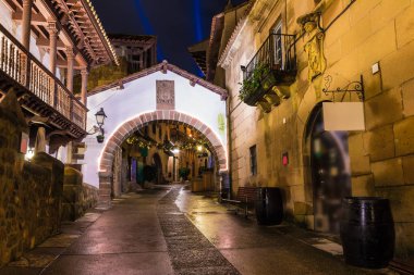 Poble Espanyol'da gece sokak, Barselona, İspanya
