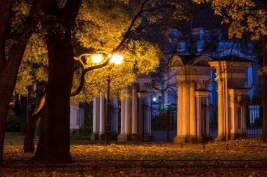 Nikolsky Bahçe ve deniz St. Nicholas Katedrali'nin gece görünümü