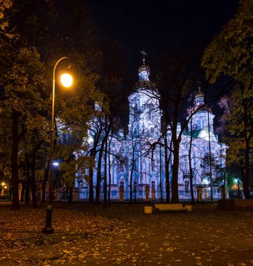 Nikolsky Bahçe ve deniz St. Nicholas Katedrali'nin gece görünümü