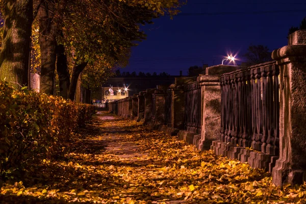 Visão de outono de noite de aterro de Canal de Kryukov — Fotografia de Stock