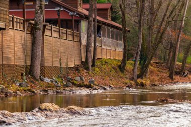 Chattahoochee nehri ve kıyılarında ki kafenin bir kısmı görünümü, Helen, Abd