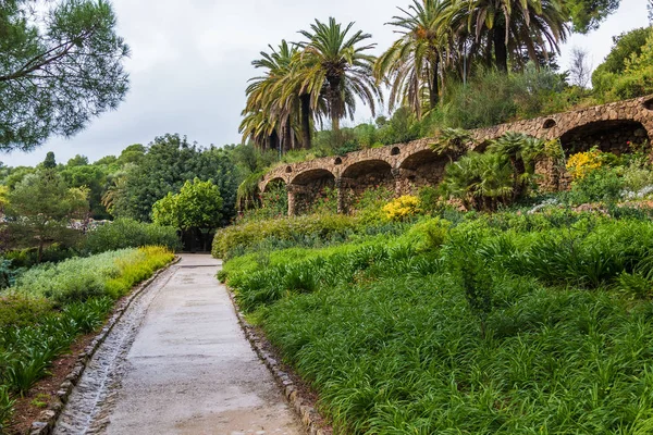 Viaduct en voetpad in Park Guell, Barcelona, Spanje — Stockfoto