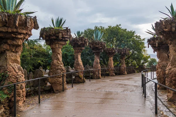 Viaducto de las Plantadoras en el Parque Güell, Barcelona, España — Foto de Stock