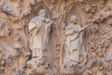 Temple Expiatori de la Sagrada Familia cephesinde heykeller