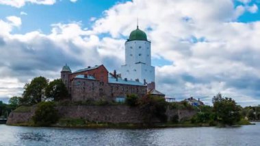 Bulutlu bir günde Vyborg Kalesi 'nin hızlandırılmış videosu, Vyborg, Leningrad Oblastı, Rusya