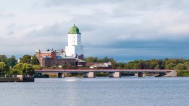 Bulutlu bir günde Vyborg Kalesi ve Petrovsky Köprüsü 'nün hızlandırılmış videosu, Vyborg, Leningrad Oblastı, Rusya